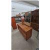 Image 5 : Mid-Century Modern Dresser with Mirror
