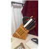 Image 4 : Large Lot of Kitchen Utensils: Cheese Graters and Measuring Cups