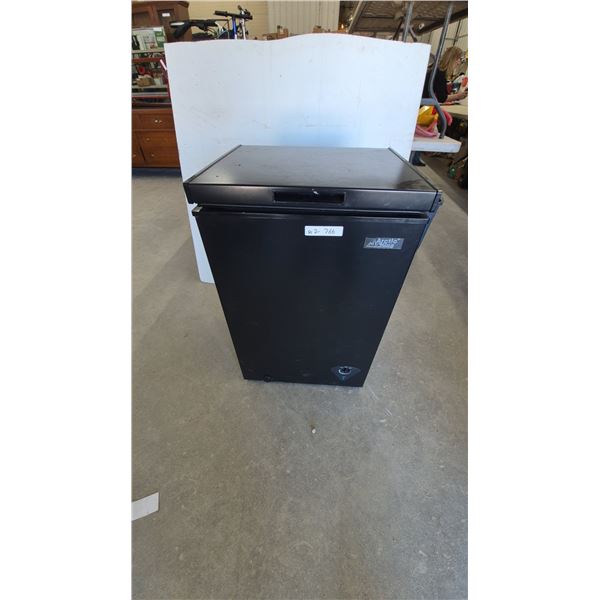 Magic Chef Chest Freezer, Model HMCF35W5, 3.5 cu. ft. Capacity. 33”×21”×19”
