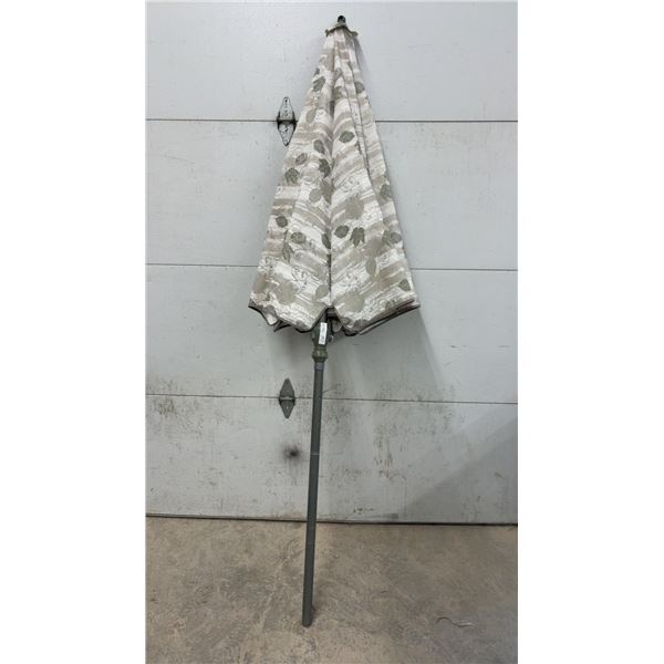 Patio Umbrella with Green Pole and Leaf-Patterned Canopy