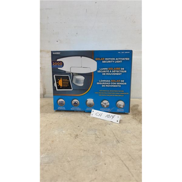 New Sunforce 2000 Lumens Solar Motion Activated Security Light, 160 LEDs, IP44, Model 1600329