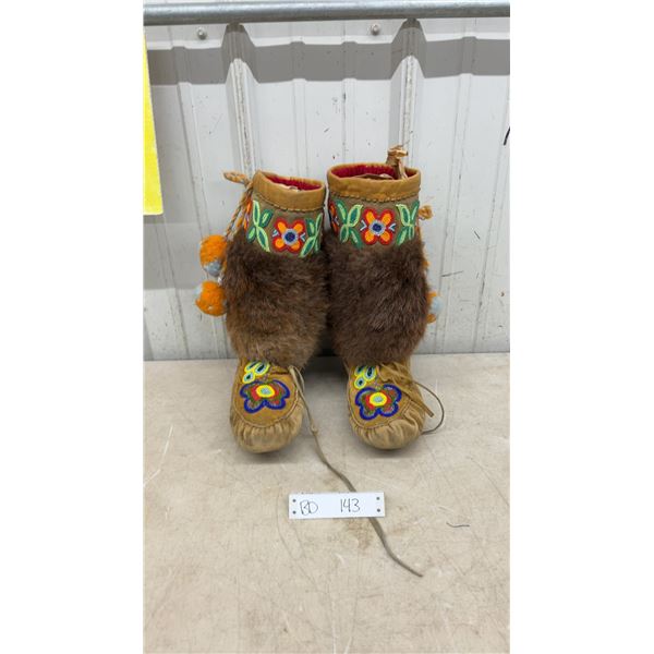 Vintage First Nations Cree Beaded Hide Moccasin Mukluks Real Fur Trim, Sole 11” In Length