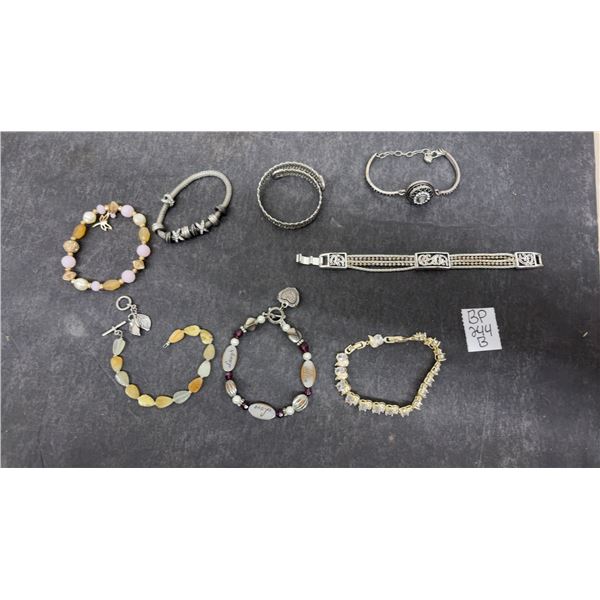 8 Very Nice Bracelets in boxes