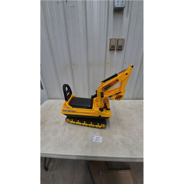 Kids' Ride-On Excavator Toy with Movable Digging Arm and Plastic Tracks