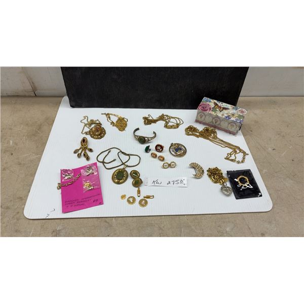 Vintage Fashion Jewelry: Necklaces, Pendants, Earrings, Cameos, Brooches and Music
