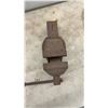 Image 3 : Rae Hamilton Canada Vintage Cast Iron Bench Vise 4 1/2”