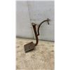 Image 3 : Pair of Vintage Cast Iron Horse-Drawn Buggy Steps, Round and Ribbed Rectangular Footrests