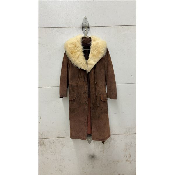 Vintage Brown Cow Hide Trench Coat with Cream Fur Collar and Detachable Faux Fur Lining - Size