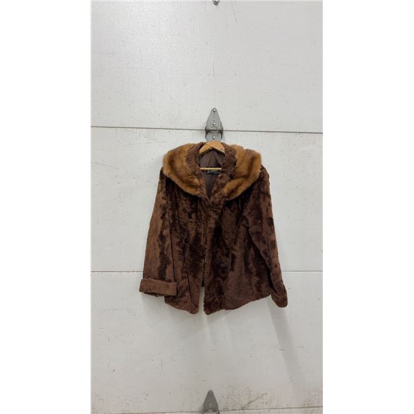 Vintage Brown Fur Jacket with Contrasting Collar and Satin Lining - Size Medium
