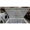 Image 5 : Woods Excellence Energy Star Chest Freezer with Top-Opening Lid and Interior Wire Baskets