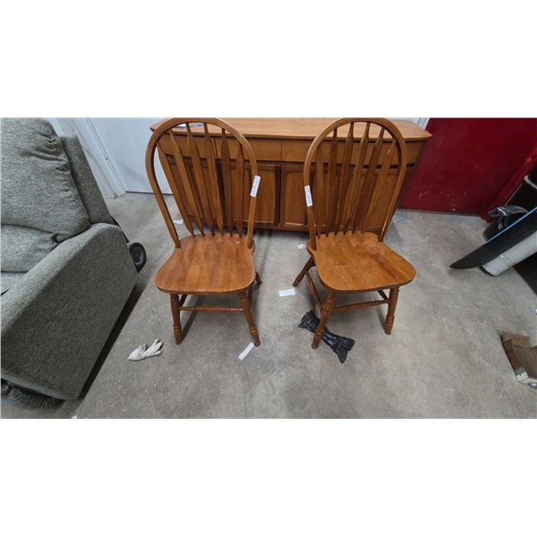 Pair of Traditional Windsor-Style Wooden Dining Chairs with Spindle Backs and Turned Legs