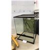 Image 5 : Terrarium 18 × 18 × 25, Gecko Food, 2 Bowls, Skull Decor, and Branch