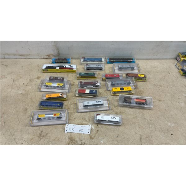 Assorted N Gauge Model Trains: Atlas Southern Pacific 2587 Locomotive, CN Boxcars