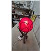 Image 5 : Vintage Mid-Century Modern Red Spaghetti Spherical Shade Table Lamp with Wood Tripod Base