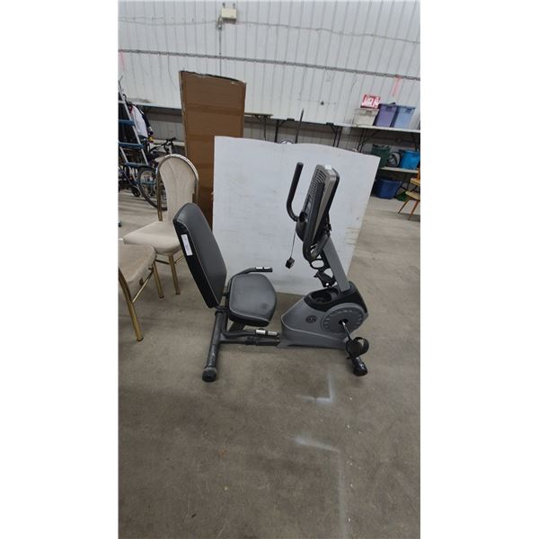 Gold's Gym Cycle Trainer 400 R Recumbent Exercise Bike