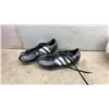 Image 5 : Garden Hose Watering Wand, Baseball Glove, Soccer Cleats Size 9.5, Balls, Buckets