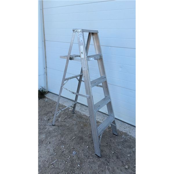 4-1/2ft Aluminum Step Ladder with Paint Tray