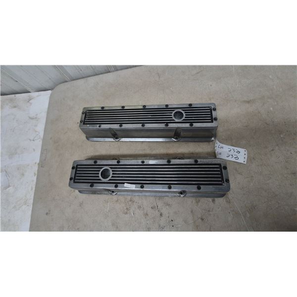 Pair of Finned Aluminum Valve Covers for Chevrolet 350 Small Block Engine