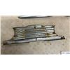 Image 5 : Chevrolet Grille and Hood Ornament