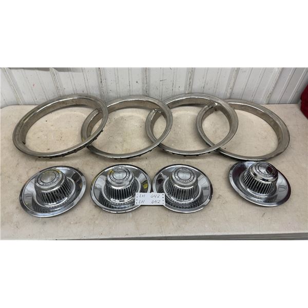 4 Chevrolet Motor Division Centre Caps and 4 Beauty Rings
