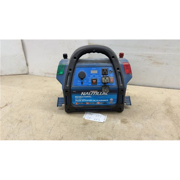 Motomaster Nautilus OS-0592-0 Recreational Power Pack, 800A Jump Starter, 400W Inverter