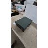 Image 5 : Vintage 1920s-1930s Portable Wind-Up Gramophone with Green Carrying Case, 78 RPM
