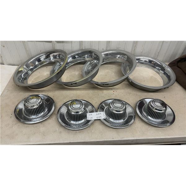4 Chevrolet Motor Division Centre Caps and 4 Beauty Rings