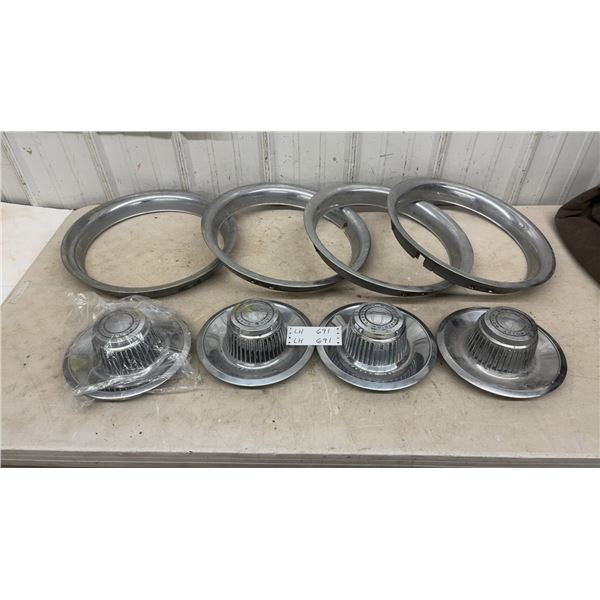 4 Chevrolet Motor Division Centre Caps and 4 Beauty Rings