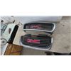 Image 1 : GMC Sierra/Yukon 1999-2002 Front Grille Assembly Halves, Chrome with Red Emblem