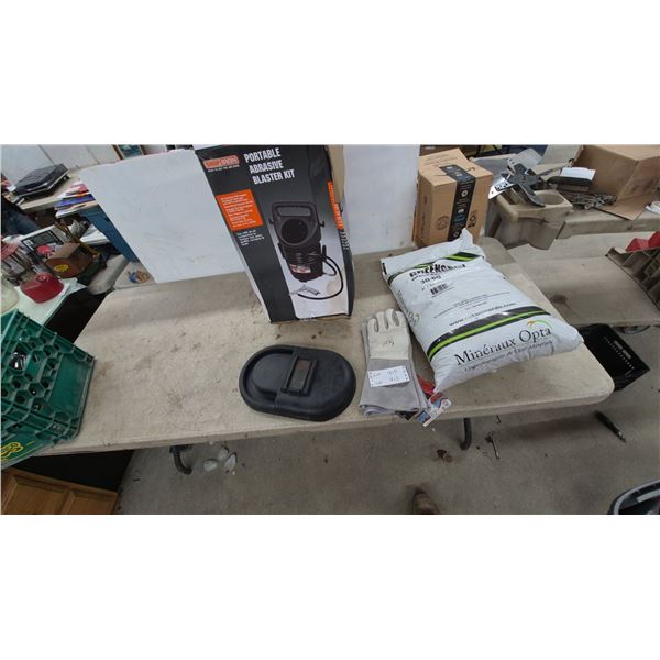 New Shop Iron Portable Abrasive Blaster Kit, Helmet, Gloves and GreenGrit 30-60 Media Full bag
