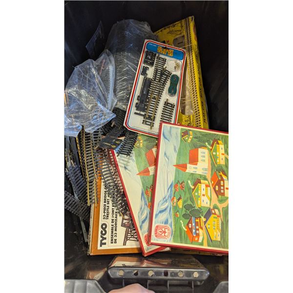 VTG TYCO HO Train Set, 33-Pc Bridge & Trestle Set, Track & Accessories