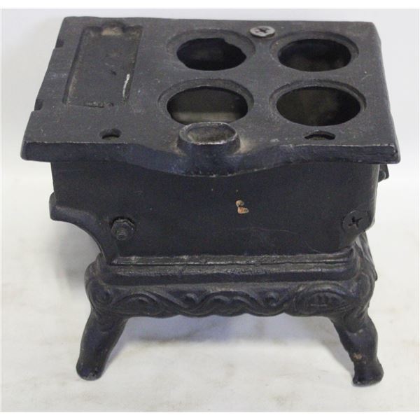 VINTAGE MINIATUR CAST IRON TOY OR SALESMAN SAMPLE