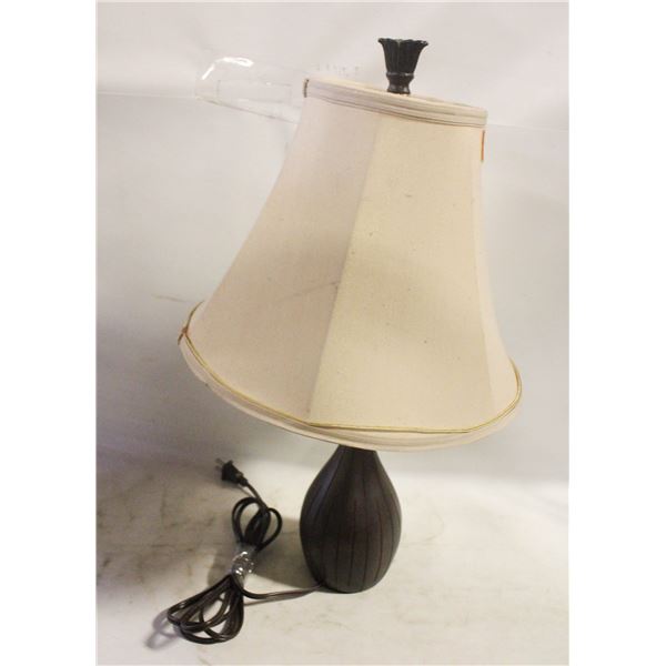 CONTEMPORARY 18" TABLE LAMP W/SHADE