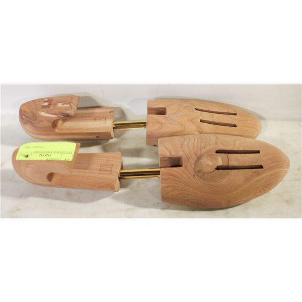 SET OF SHOE STRETCHERS