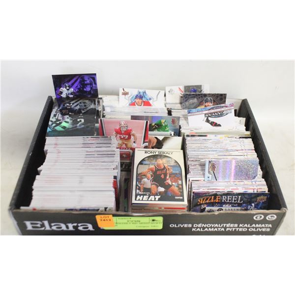 FLAT ROUGHLY 900+ MIXED SPORTS CARDS