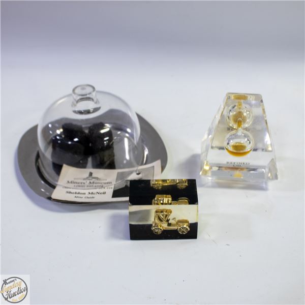 VINTAGE ITEMS PAPERWEIGHT REFINE