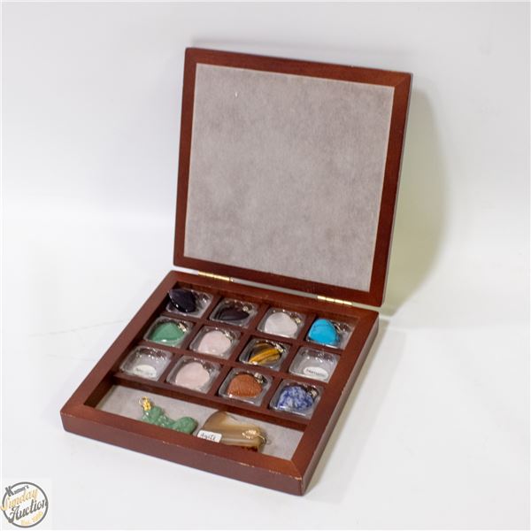 BOX WITH 10 PENDANT HEARTS
