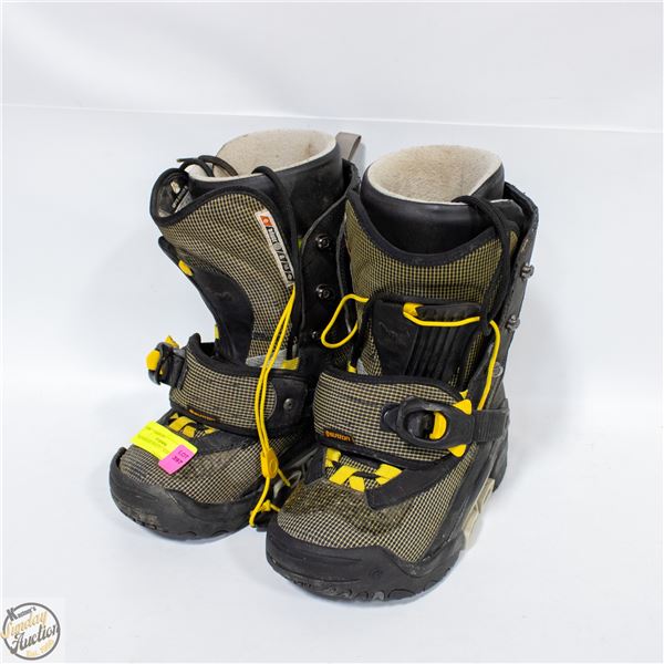 SNOWBOARD BOOTS - SIZE 8