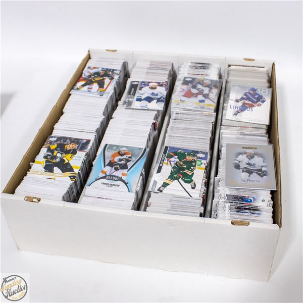 BOX OF RANDOM HOCKEY CARDS