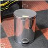 Image 1 : OVAL SHAPED STAINLESS STEEL PEDDLE GARBAGE