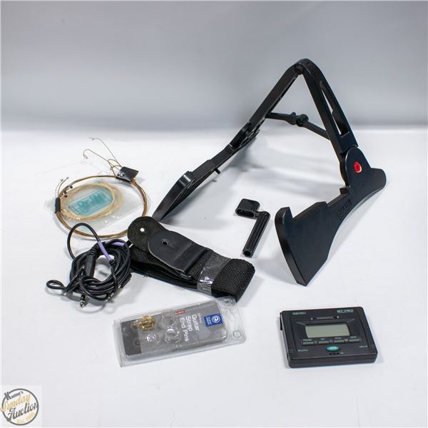 FLAT OF GUITAR ACCESSORIES INCL. FOLD-AWAY