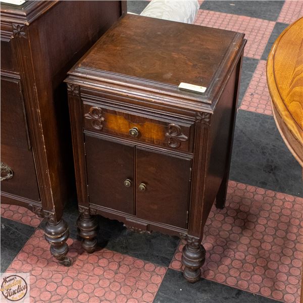 ANTIQUE 1920'S WOODEN SIDE TABLE