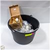 Image 1 : BUCKET OF GOLF BALLS AND GOLF TEES