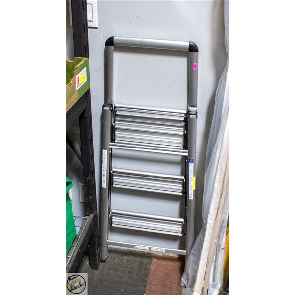 ALUMINUM STEP LADDER