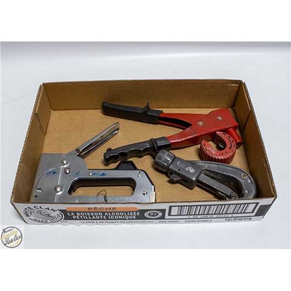 STAPLE-GUN WITH RIVIT TOOL AND 2 PIPE