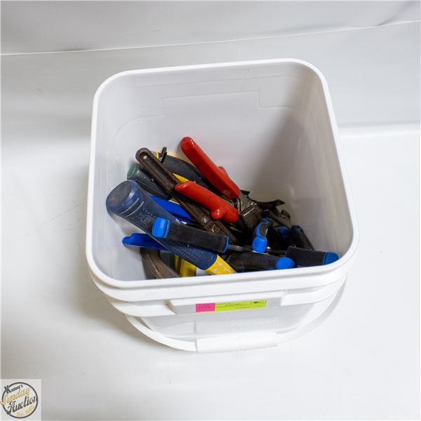 LOT OF ASSORTED TOOLS