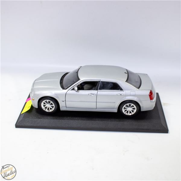 MAISTO 2005 CHEVROLET 300C DIECAST 1:18 SCALE