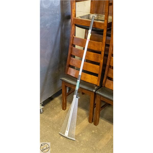 YARDWORKS RETRACTABLE RAKE