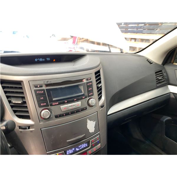 PARKSVILLE - 2013 SUBARU OUTBACK WHITE 268383 KMS - 305325-2