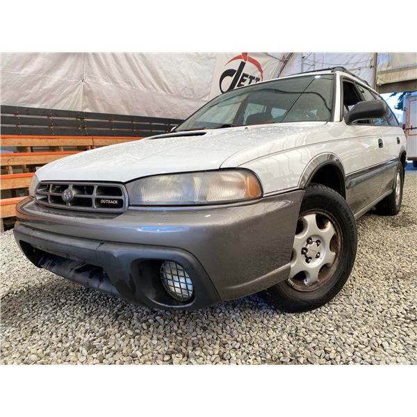 PARKSVILLE - 1997 SUBARU LEGACY WHITE 268900 KMS - 601279-2